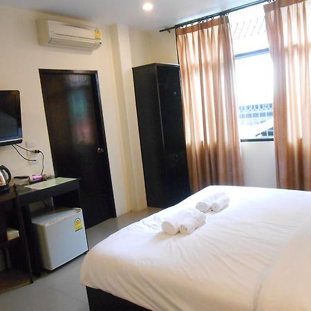 The Bang Khun Phrom Suites Bangkok Room photo